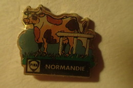 Pin's Vache De NORMANDIE, FINA - Carburants