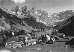 65-GAVARNIE- CIRQUE DE GAVARNIE LE VILLAGE ET AU FOND LE MASSIF DU MARBORE - Gavarnie