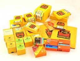 Egy Doboznyi Előhivatlan Régi Film. Fotófilmek, Super 8-as Filmek, Eredeti Dobozukban - Cámaras Fotográficas