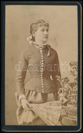 Cca 1870-1880 Lány Műtermi Portréja, Baker Selmecbányai Műterméből, 10,5×6,5 Cm - Altri & Non Classificati