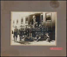 Cca 1930-1940 Cserkészek Csoportja Egy Vasútállomáson, Kartonra Kasírozott Fotó Schäffer Ármin Műterméből, 17×23 Cm - Scoutismo