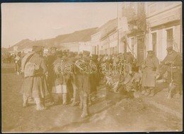 1916 Bolgár Katonák Egy Macedón Városban. Jelzett Sajtófotó / Bulgarian Soldiers In A Macedonian City. 11x15 Cm - Andere & Zonder Classificatie