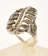 Ezüst(Ag) Gyűrű, Markazit Díszítéssel, Jelzett, Méret:  58, Bruttó: 6,8 G - Autres & Non Classés