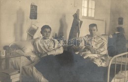 ** T2 Lábadozó Katonák Egy Tábori Kórházban / WWI Injured Austro-Hungarian K.u.K. Soldiers At A Military Field Hospital. - Non Classés