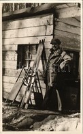 * T1/T2 1935 Mátra, Kékes Szálló, Férfi Sílécekkel és Szánkóval. Téli Sport / Winter Sport, Sled And Skis. Foto Seidner  - Ohne Zuordnung