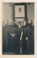 ** T1 Tisztviselők, Hivatalnokok Csoportképe Adolf Hitler Portréja Előtt, Szvasztika Zászlók / Officer' Group Photo In F - Sin Clasificación