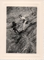 Photo Femme à La Pêche Dans Les Rochers,années 50 - Anonyme Personen