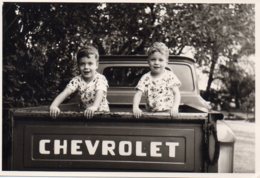 Photo Enfants Avec Chevrolet ,Douala Octobre 1963 - Anonyme Personen