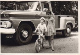 Photo Enfants Avec Chevrolet ,Douala Octobre 1963 - Anonyme Personen