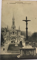 Delcampe - (12) Les Pyrénées - 28 - Lourdes - Le Calvaire Breton Et La Basilique - Monumente