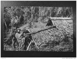 MISSION DE PAPOUASIE - Missionnaire Devant Sa Hutte-Eglise (Montagnes Centrales). - Papouasie-Nouvelle-Guinée