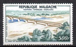 Col15 Madagascar 1960 PA Pont Fleuve  N° 83  Neuf X MH Cote : 15,00€ - Madagascar (1960-...)