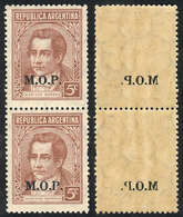 ARGENTINA: GJ.562, 5c. Moreno, "M.O.P." Ovpt, Pair, With Variety: Offset Impression Of The Overprint On Back, VF Quality - Servizio