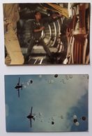 Parachutisme, 2 Cartes - Photos J-Y Segalen Toulouse - Largage En Formation - Homme Qui Se Prépare à Sauter - Paracadutismo