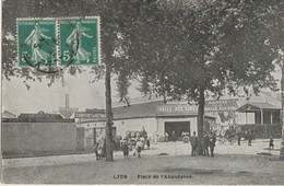 Lyon  69   La Place De L'Abondance-Tres Tres Animée Et La Halle Aux Vins Et Magasinj Garnitures Autos - Lyon 7