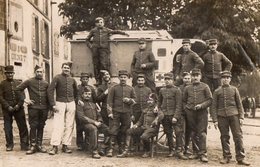 CPA 2710 - MILITARIA - Carte Photo Militaire - Un Groupe De Soldats Devant Une Ambulance / Croix - Rouge - Materiaal