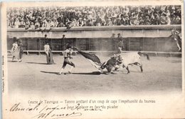 CORRIDA --  Course De Teaureaux - Torero Arretant D'un Coup De Cape... - Corridas