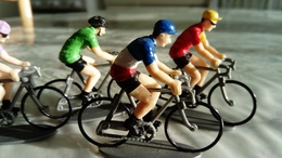 TOUR DE FRANCE D'AUTREFOIS ANCIENNES FIGURINES  DE CYCLISTES 1970- 1999 - Starlux