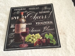 Belle Plaque En Tôle De 30 Cms X 30 Cms Avec Attache Au Dos BARBERA SHIRAZ Cherry SAVIGNON VIOGNIER.............. - Tin Signs (after1960)