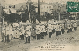 Gendarmes En Balai . Deguisement Carnaval Cannes 1910 Lampadaire Petrole - Police - Gendarmerie