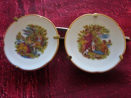 LOT DE 2 ASSIETTES MINIATURE EN PORCELAINE De LIMOGES DECOR COUPLE : LA SERENADE & PEINTRE AVEC SUPPORT Au Verso - Limoges (FRA)