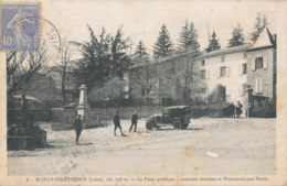 42 // SAINT JEAN SOLEYMIEUX   La Place Publique, Ancienne Fontaine Et Monument Aux Morts - Saint Jean Soleymieux