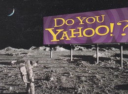 Cpm 10x15 Espace . Astronaute U.S.A. Foulant Le Sol De La Lune, Trouvant L' écriteau " DO YOU YAHOO!? " (Pub YAHOO) - Otros & Sin Clasificación