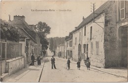 LA QUEUE EN BRIE - Grande Rue. Personnages Posant Pour La Photo. ( Carte Animée ). - La Queue En Brie