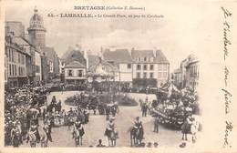 Lamballe        22          La Grande Place Un Jour De Cavalcade         (voir Scan) - Lamballe