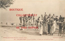 ☺♦♦ GUINEE - BALANDOUGOU < LAVOIR Sur Le NIGER - JEUNE FILLE LAVEUSE Aux SEINS NUS - BAIN BATH < N° 511 Edition A. James - Guinée Française