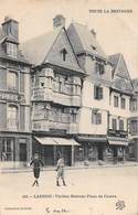 Lannion        22           Vieilles Maisons Place Du Centre. Chapellerie  4.  (voir Scan) - Lannion