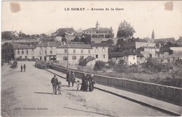 F87-023 LE DORAT - PIÉTONS SUR L'AVENUE DE LA GARE - Le Dorat