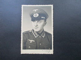 Echtfoto AK 1941 Wehrmachtssoldat In Uniform Mit Mütze Und Abzeichen! Höherer Rang ?! - Guerra 1939-45
