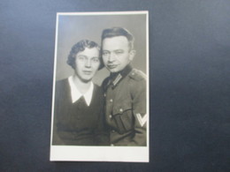 Echtfoto AK 1943 Wehrmachtssoldat In Uniform Mit Frau Photo Josef Cebin Wien Ostmark - War 1939-45