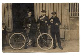 Carte Photo.trois Jeunes Hommes Buvant Un Bock De Bière.vélo Ancien.bicyclette.                       .E.64 - Ohne Zuordnung