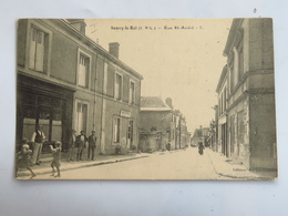 C. P. A. : 37 NEUVY LE ROI : Rue Saint-André, Animé - Neuvy-le-Roi