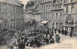 Moncontour De Bretagne          22        La Place. Un Jour De Marché     (voir Scan) - Moncontour