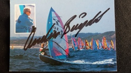 CPSM TEAM TIGA ANDERS BRINGDAL SUEDE CHAMPION DU MONDE SUR PLANCHES DE SERIE 1985 PLANCHE A VOILE DEDICACE SIGNATURE - Sailing