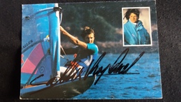 CPSM TEAM TIGA RAPHAEL SALLES FRANCE 3 EME CLASSEMENT GENERAL WORLD CUP 1985 PLANCHE A VOILE DEDICACE SIGNATURE - Segeln