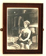 Joanne  Woodward (1930-) Amerikai Színésznő, Producer   Saját Kezű Aláírása Egy A Művésznőt ábrázoló Fotón, üvegezett Ke - Autres & Non Classés