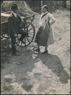Cca 1935 Szabó Lajos (?-?) újpesti Fotóművész Hagyatékából,  Pecséttel Jelzett Vintage Fotó (Falusi Randevú), 22,5x17 Cm - Sonstige & Ohne Zuordnung