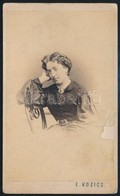 Cca 1869 E. Kozics Műtermében Készült, Vizitkártya Méretű Fénykép, Hátoldalán Feliratozva, Kis Sérüléssel, 10,4x6,3 Cm - Sonstige & Ohne Zuordnung