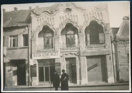 Cca 1920 Székesfehérvár, 'Pávás'-ház Fotója, A Bútor Szövetkezet üzletével, Fotó, 6x8 Cm. - Autres & Non Classés