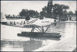 Cca 1930-1940 Junkers Junior HA-JAC Balaton Repülőgép A Siófoki Kikötőben, Utólagos Előhívás, Felületén Törésnyomok, 6×9 - Autres & Non Classés