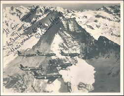 1959 Olasz Vadászrepülők Az Alpok Felett, Vintage Fotó, Vélhetően Az Egyik Pilóta Dedikálásával, Kartonra Ragasztva, 17, - Autres & Non Classés