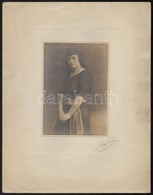 Cca 1920 Fiatal Lány Portréja Erdélyi Műterméből, Kartonra Kasírozott Fotó, 15×10 Cm - Sonstige & Ohne Zuordnung