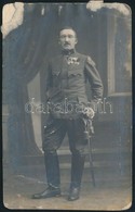 1916 Százados Karddal és Kitüntetésekkel, Vaskorona Rend Kitüntetéssel, Sérült Fotó, 13,5×8,5 Cm - Other & Unclassified