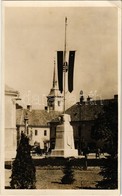 T2/T3 1944 Érsekújvár, Nové Zámky; Országzászló, Kossuth Szobor, üzletek / Hungarian Flag, Statue, Shops  (EK) - Ohne Zuordnung