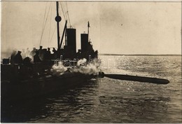 T2 1918 Osztrák-magyar Torpedóromboló Egy Torpedó Kilövésének Pillanatában, Matrózok / K.u.K. Kriegsmarine Torpedoboot / - Zonder Classificatie