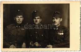 * T2/T3 1944 Emlék A Frontról! Magyar Katonák Műtermi Fotója Kaluszban (Ukrajna) / WWII Hungarian Soldiers In Kalush (Uk - Zonder Classificatie